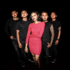 Dengarkan Terpuruk lagu dari Sepatu Baja dengan lirik