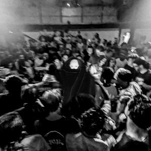 ดาวน์โหลดและฟังเพลง Rumble พร้อมเนื้อเพลงจาก Skrillex