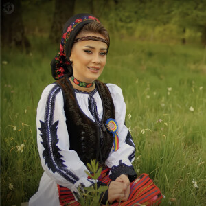 Listen to Mă Vorbește Lumea-n Sat song with lyrics from Geanina Gavrilă