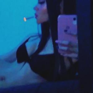 Dengarkan lagu TRIPPING (Explicit) nyanyian Lil Dior! dengan lirik