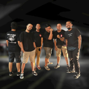 Dengarkan lagu Mahkota nyanyian Kick My Head dengan lirik