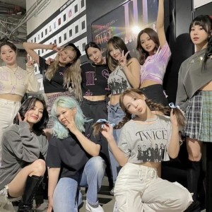 Dengarkan GO HARD (cover: TWICE) (完整版) lagu dari LeMeng dengan lirik