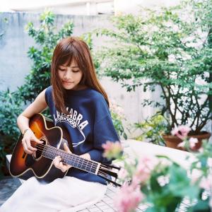 Dengarkan lagu Tong Qi nyanyian 吴汶芳 dengan lirik