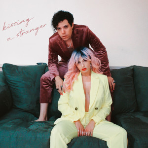 收聽rosecoloredworld的Kissing A Stranger歌詞歌曲