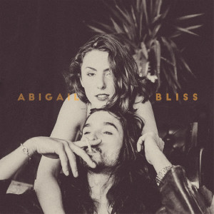 ดาวน์โหลดและฟังเพลง Be Alone พร้อมเนื้อเพลงจาก Abigail & Bliss