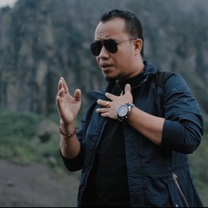 ดาวน์โหลดและฟังเพลง Tangis di Hari Perkawinanmu พร้อมเนื้อเพลงจาก Andra Respati