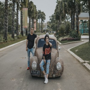收听Dho'ie Jhelova的Aku Tak Bisa歌词歌曲