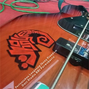 Dengarkan Dunia Semakin Gila (Live) lagu dari Jhony Freedom dengan lirik