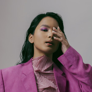 Dengarkan Sharp Edges lagu dari Rayssa Dynta dengan lirik