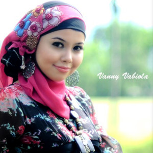 ดาวน์โหลดและฟังเพลง Buah Cinto พร้อมเนื้อเพลงจาก Vanny Vabiola