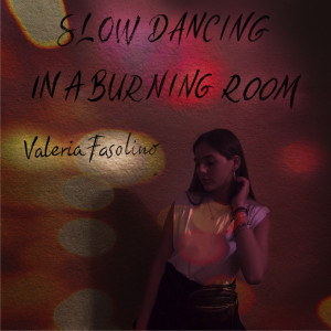 收听Valeria Fasolino的Slow Dancing In A Burning Room歌词歌曲