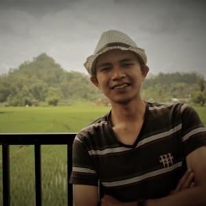 Listen to Desa Kecilku (Acoustic) song with lyrics from Joe