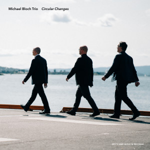 收聽Michael Bloch Trio的Past and Present歌詞歌曲