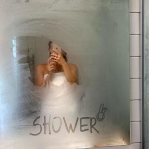 ดาวน์โหลดและฟังเพลง Shower พร้อมเนื้อเพลงจาก Kush Kush