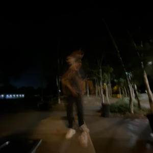 ดาวน์โหลดและฟังเพลง lock eyes พร้อมเนื้อเพลงจาก Yung Love