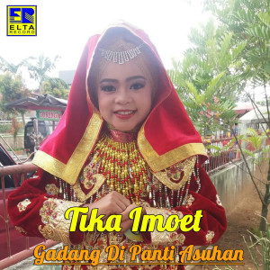 Dengarkan lagu Kampuang Nan Jauah Di Mato nyanyian Tika Imoet dengan lirik