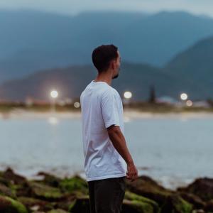 收聽Mazari的Eu (feat. kvns) (Explicit)歌詞歌曲