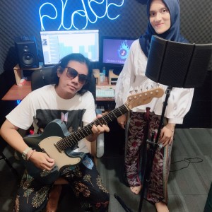 Listen to Elegi Penghantar Rindu song with lyrics from The Kalarindu