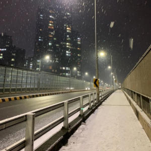 收聽Ici brook的Alone (Explicit)歌詞歌曲