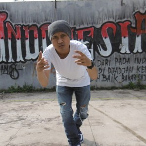 ดาวน์โหลดและฟังเพลง Merdeka พร้อมเนื้อเพลงจาก ZamZam