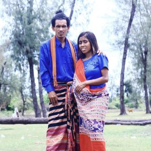Dengarkan Tebe Songket Timor lagu dari Fhus Leky dengan lirik