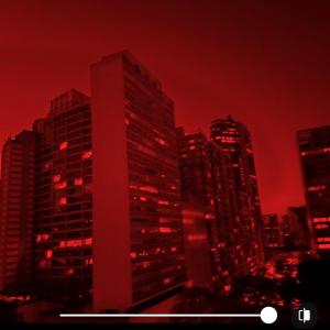 Dengarkan lagu Toda Vez Que Eu Saio na Rua (Explicit) nyanyian 27 ZAZA dengan lirik