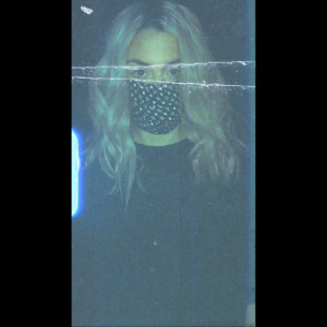 Dengarkan Crying lagu dari Kylo dengan lirik