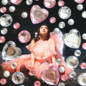 Listen to 垃圾女星 song with lyrics from Serrini