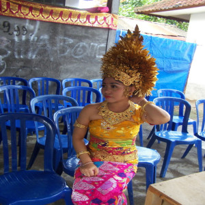 ดาวน์โหลดและฟังเพลง Pilih Iye Ape Tiyang พร้อมเนื้อเพลงจาก Juni Putri