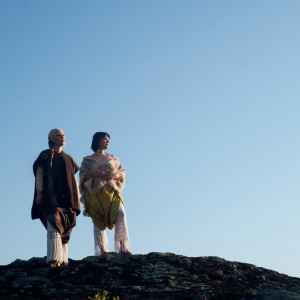 ดาวน์โหลดและฟังเพลง Gauche พร้อมเนื้อเพลงจาก Clarissa Ferreira