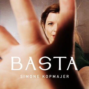 ดาวน์โหลดและฟังเพลง Basta พร้อมเนื้อเพลงจาก Simone Kopmajer