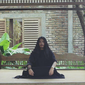 ดาวน์โหลดและฟังเพลง Isim Dhomir พร้อมเนื้อเพลงจาก Mawang