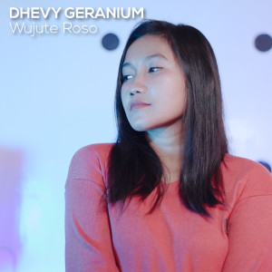 Dengarkan lagu Wujute Roso (Reggae Version) nyanyian Dhevy Geranium dengan lirik