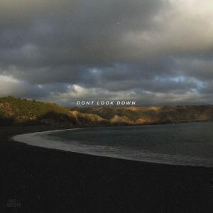 ดาวน์โหลดและฟังเพลง Don't Look Down (feat. Vana) พร้อมเนื้อเพลงจาก MICA