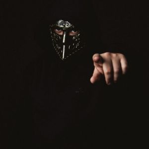 Dengarkan lagu Твой страшный сон nyanyian Максим Саттаров dengan lirik