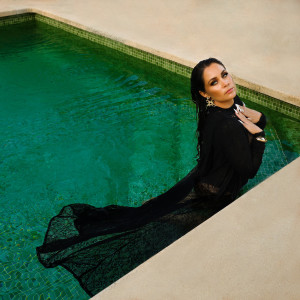 收聽ABREU的Äiti Teresa (feat. Bizi)歌詞歌曲