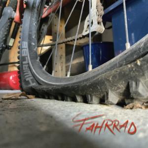 Dengarkan lagu Fahrrad (Explicit) nyanyian Høbl dengan lirik