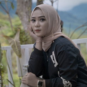 Dengarkan Sakik Ditangguang Paik Ditahan lagu dari Fauzana dengan lirik