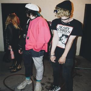 收聽HATEYOUALREADY的Whatevrrr (feat. Palmtreez) (Explicit)歌詞歌曲