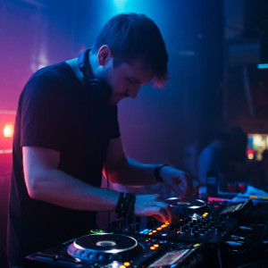 Dengarkan lagu Dön Bana (Muun Live Mix) nyanyian Muun dengan lirik