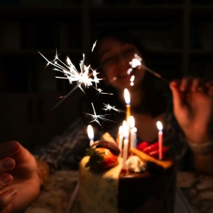 Dengarkan lagu Selamat Ulang Tahun nyanyian Frizz dengan lirik