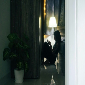 Listen to รักอยู่ song with lyrics from Saraweesupichai