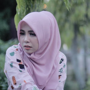 Dengarkan Malam Itu lagu dari Vanny Vabiola dengan lirik