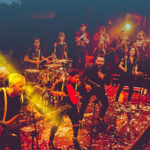 收听Miguel Angel Caballero的La Vida (En Vivo)歌词歌曲