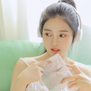 何玄 ดาวน์โหลดและฟังเพลงฮิตจาก 何玄