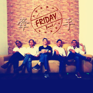 Dengarkan 牽手 lagu dari Friday Band dengan lirik