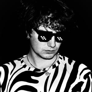 收聽Caveman的Little Taste (feat. mizzie!)歌詞歌曲