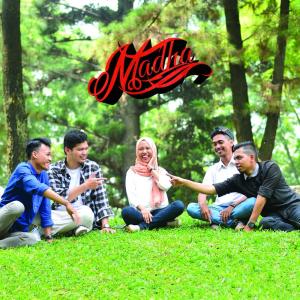 ดาวน์โหลดและฟังเพลง Cinta Terakhir พร้อมเนื้อเพลงจาก Madha