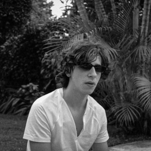 Listen to Mïradas song with lyrics from Valerio