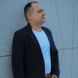 Listen to Almas Gemelas song with lyrics from Luis Gonzalez